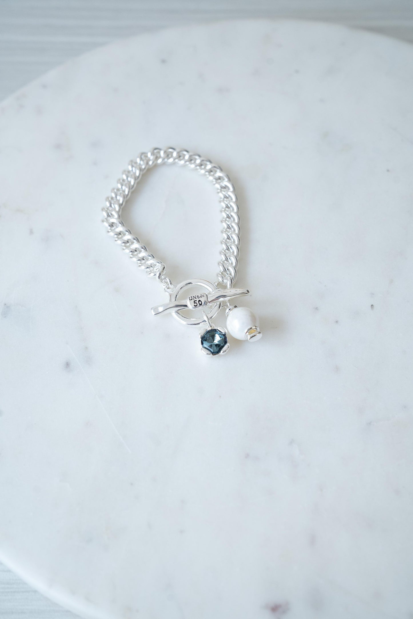 Pulsera Unode50 Dije Perla Blanca y Zirconia azul Plateado OCP5